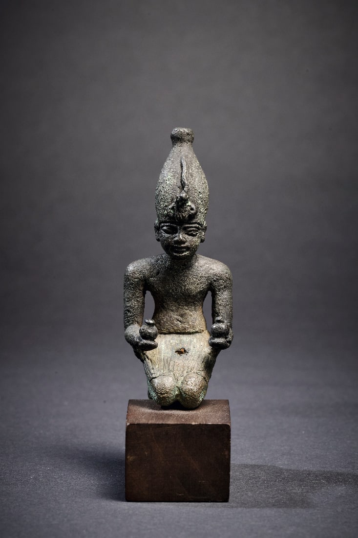 Kniender Koenig.: Kniender Koenig. Spaetzeit, 26. Dynastie, 664 - 525 v. Chr. Bronzevollguss, H 7,2cm. Der Pharao traegt die Krone Oberaegyptens mit einer Uraeusschlange auf der Stirn. In den beiden vorgestreckten
