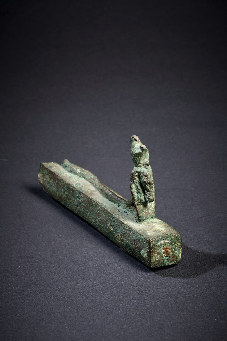 Reliquienschrein mit Schlangengoettin.: Reliquienschrein mit Schlangengoettin. Spaetzeit, ca. 664 - 323 v. Chr. L 10cm. Quaderfoermiger Schrein, darauf die schlangenleibige Goettin Wadjet. Gruene Patina, Hinterteil gebrochen Provenienz: Ex 