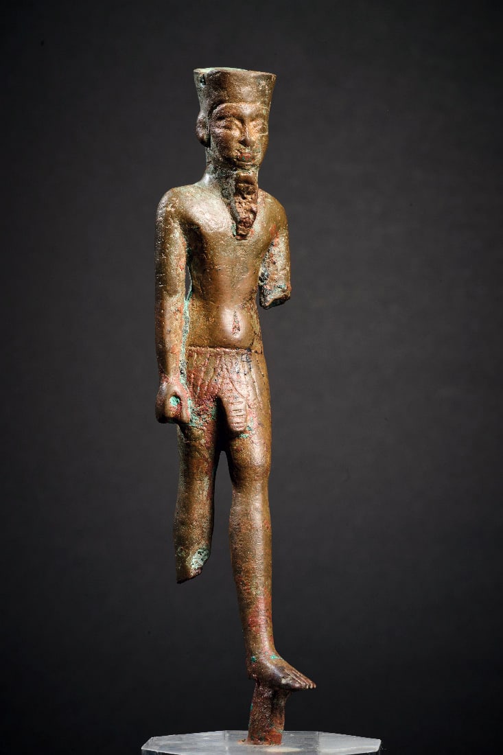 Amun.: Amun. Spaetzeit, ca. 711 - 323 v. Chr. H mit Befestigungsstift 15cm. Schreitende, maennliche Figur mit Schurz. Auf der Krone Bruchstelle: Vermutlich handelt es sich um die doppelte Federkrone. Braune