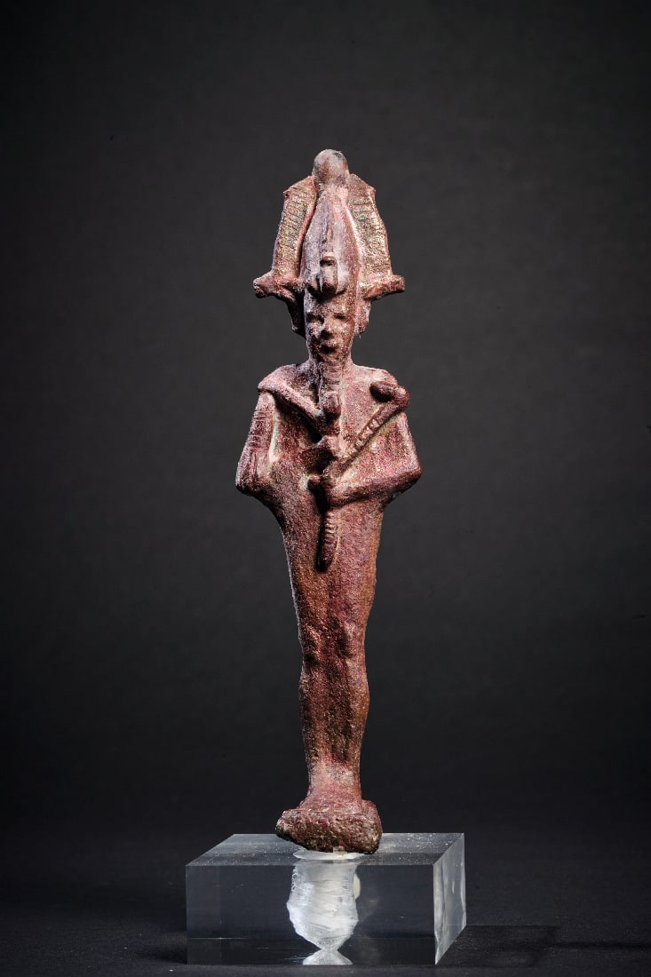 Bronzestatuette des Osiris.: Bronzestatuette des Osiris. 3. Zwischenzeit bis Spaetzeit, ca. 1070 - 332 v. Chr. H 16,5cm (mit Einsatzzapfen). Vollguss. Osiris mit Atefkrone, darauf Uraeus, langem Zeremonialbart sowie gekreuzt vor
