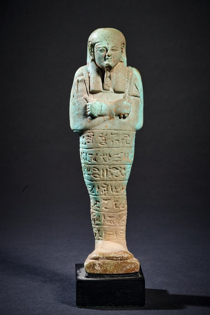 Ushebti des Padi-Neith: Ushebti des Padi-Neith Neues Reich. 26. Dynastie, 664 - 525 v. Chr. Tuerkise Fayence, H 15,4cm. Mumienfoermig mit Rueckenpfeiler, dreigeteilter Peruecke, Bart, sowie Hacke, Saattaeschchen und Pflug in