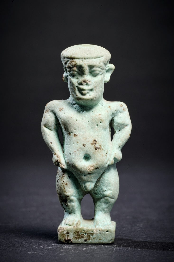 Pataeke.: Pataeke. Spaetzeit, wohl 26. Dynastie, ca. 664 - 525 v. Chr. Tuerkise Fayence, H 6,5cm. Amulett in Form einer Statuette eines Pataeken (naturgetreue Wiedergabe eines kleinwuechsigen Menschen), der die