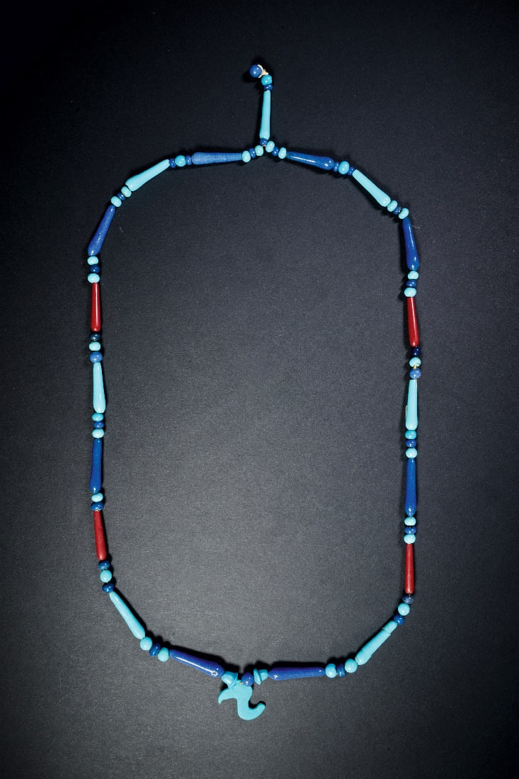 Perlenkette mit Geierkopfamulett.: Perlenkette mit Geierkopfamulett. Neues Reich, 18. Dynastie, 1570 - 1293 v. Chr. Die Gesamtlaenge der modern aufgefaedelten Kette betraegt 98cm. Sie besteht aus hell- und dunkelblauen, kugeligen