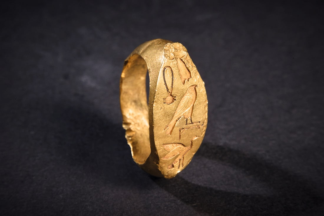 Goldener, massiver Koenigsfingerring.: Goldener, massiver Koenigsfingerring. 22. Dynastie, 772 - 767 v. Chr. 14,95g, Ringgroesse 60. Nach aussen konvexe Bandschiene mit ovaler Platte. Darauf die Kartusche des Priesterkoenigs Pamai (21.