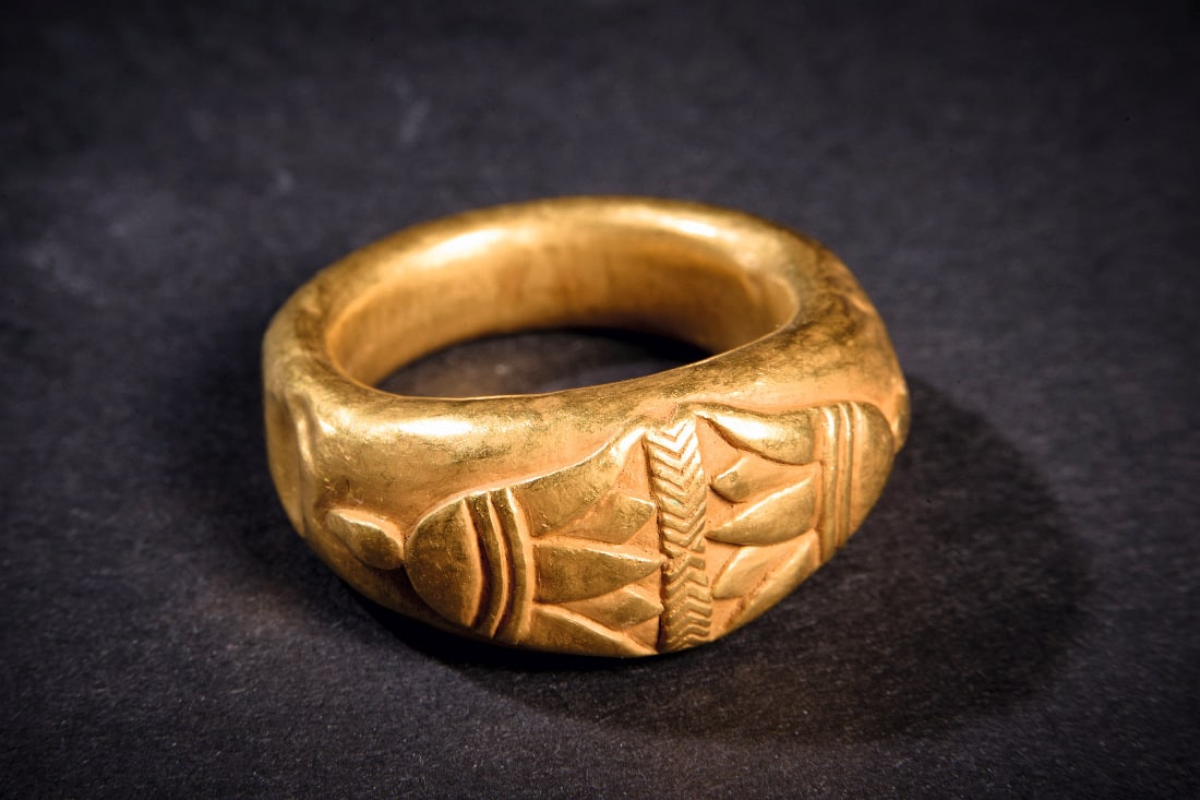 Goldener Ring mit Lotusblueten.: Goldener Ring mit Lotusblueten. Ptolemaeisch, 332 - 30 v. Chr. 6,62g, Ringgroesse 56. Innen hohler, aus Goldfolie gefertigter Ring mit zwei gegenstaendigen Lotusblueten. Gold! Etwas eingedrueckt, inta