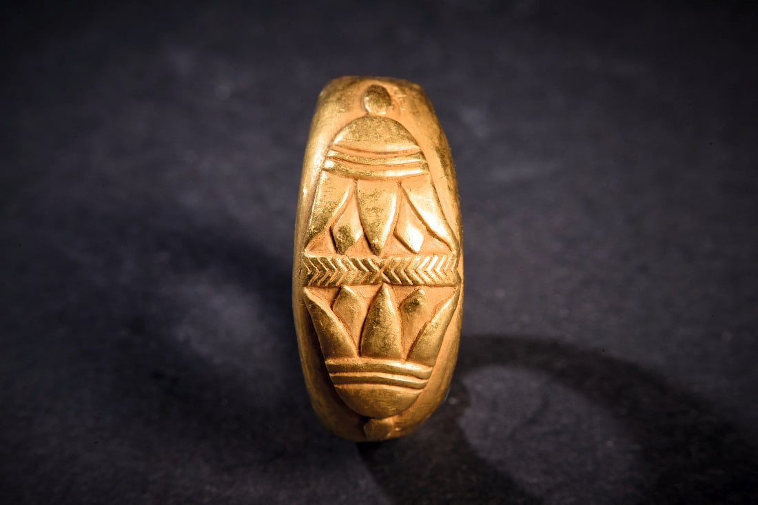 Goldener Ring mit Lotusblueten. - 2
