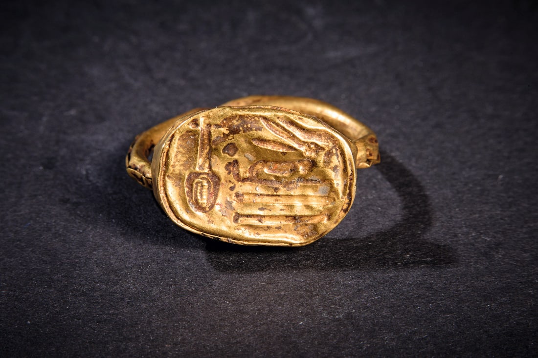 Goldring mit Hieroglyphen. (1 of 2)