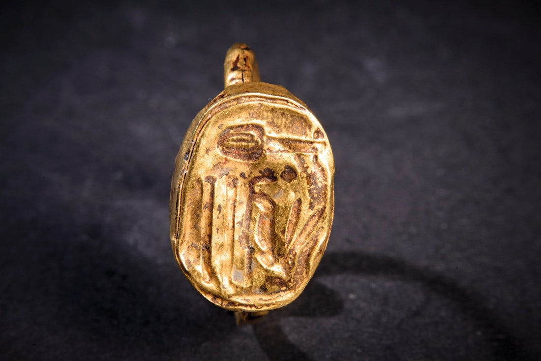 Goldring mit Hieroglyphen. - 2