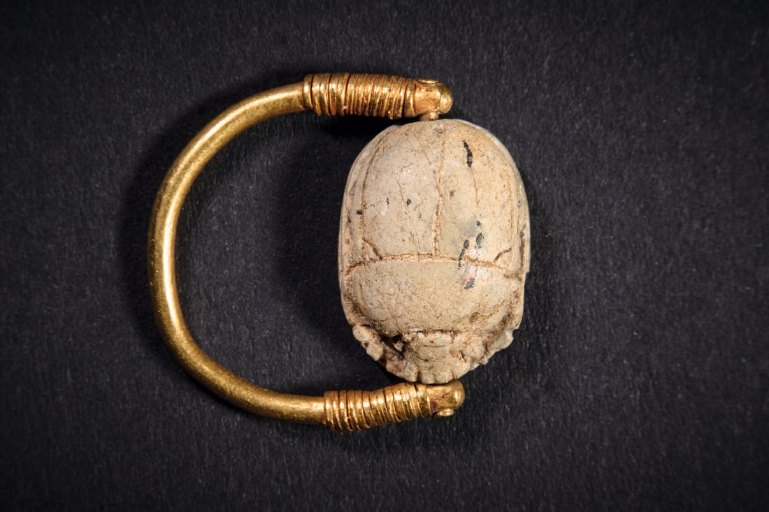 Goldener Ring mit Skarabaeus.: Goldener Ring mit Skarabaeus. Ende Neues Reich, um 1070 v. Chr. 4,09g, Ringgroesse 50. Gold-Buegel, der an beiden Enden mit Draht umwickelt ist und einen Skarabaeus aus Speckstein haelt. Auf der Unter