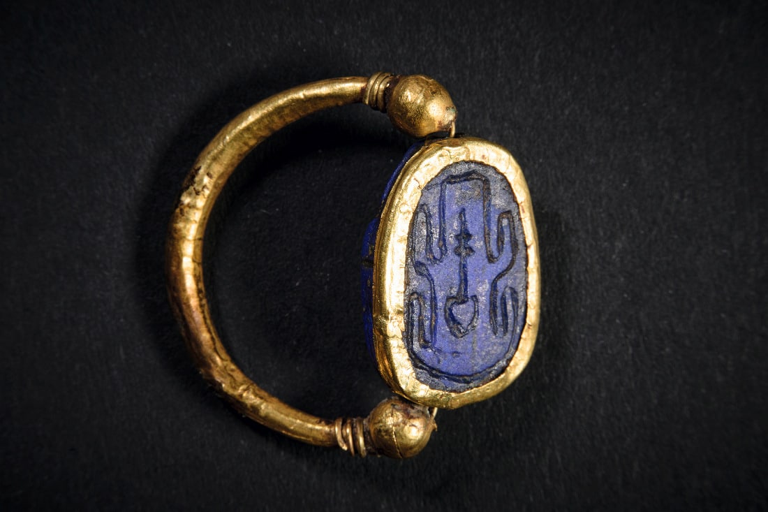 Goldring mit Skarabaeus. (1 of 3)