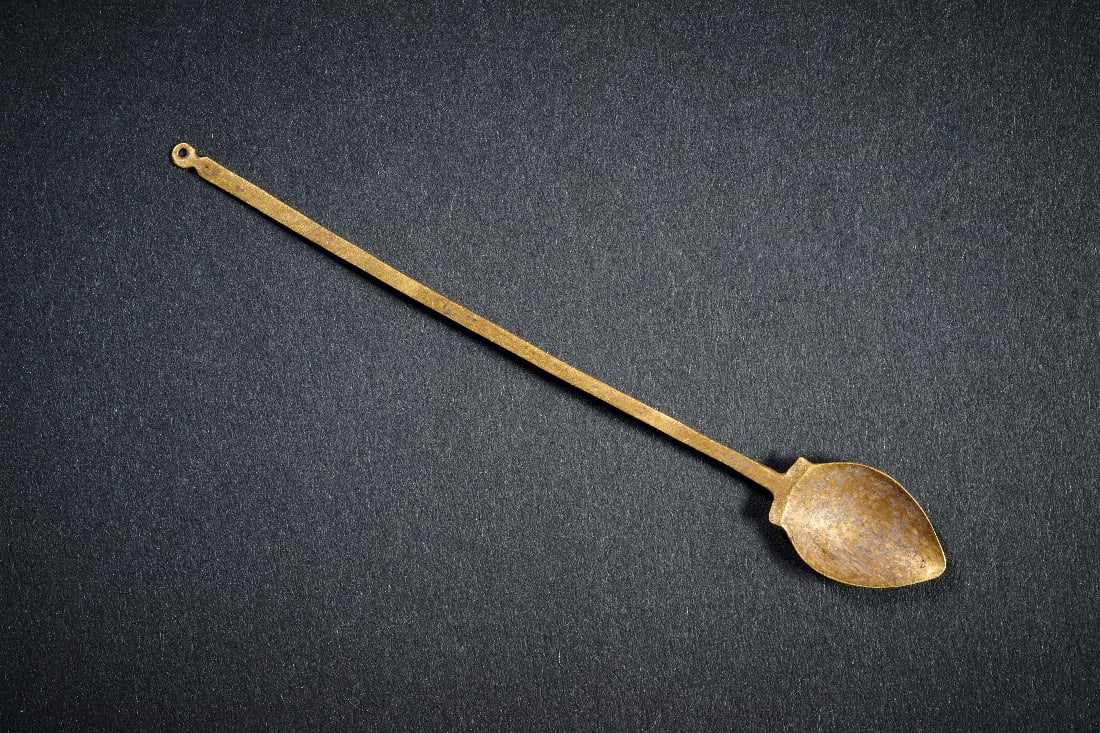 Goldener Miniatur-Loeffel.: Goldener Miniatur-Loeffel. Neues Reich, 1500 - 1200 v. Chr. 1,98g, L 7,9cm. Flacher, bandartiger Stiel mit Ringoese, spitz zulaufende Laffe. Wurde im Kult oder als medizinisches Geraet genutzt.