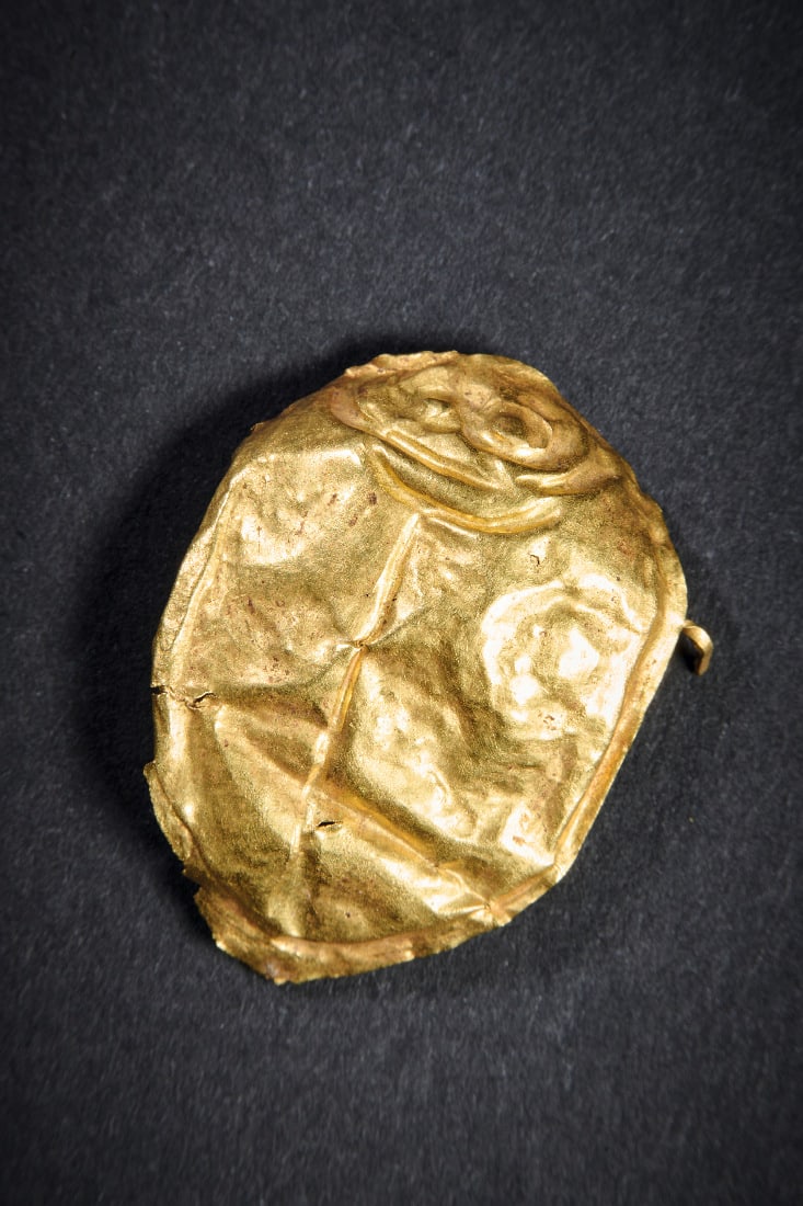 Skarabaeusruecken aus Goldblech.: Skarabaeusruecken aus Goldblech. Spaetzeit - ptolemaeische Zeit, 664 - 30 v. Chr. 1,88g, L 3cm, B 2cm. Diente urspruenglich zur Ummantelung fuer einen aus anderem Material gefertigten Skarabaeus.