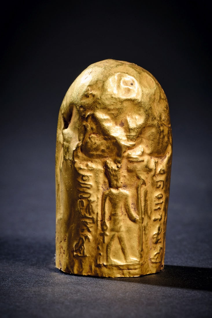 Goldene Fingerhaube.: Goldene Fingerhaube. Neues Reich, 18. Dynastie, 1550 - 1295 v. Chr. 7,07g, L 4,5cm. Aus Goldfolie, auf der Vorderseite der Nagel und die Falten am Gelenk, auf der Rueckseite eine Goetterfigur mit