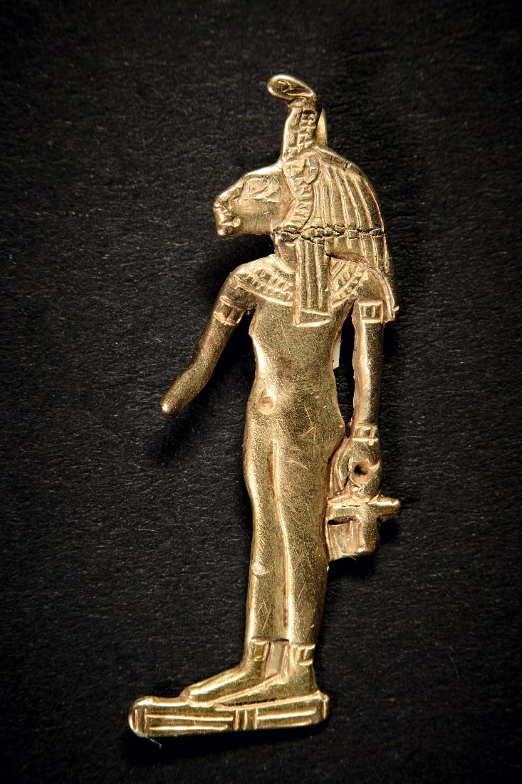 Goldener Sachmet-Anhaenger. (1 of 1)