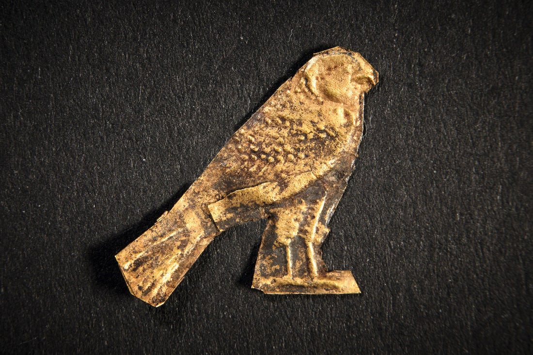 Amulett in Form des Horus-Falken.: Amulett in Form des Horus-Falken. Neues Reich, 1550 - 1070 v. Chr. 0,08g, H 1,5cm. Aus gepraegter Goldfolie mit zahlreichen Details und der Hieroglyphe fuer A. Gold! Intakt. Provenienz: Erworben bei