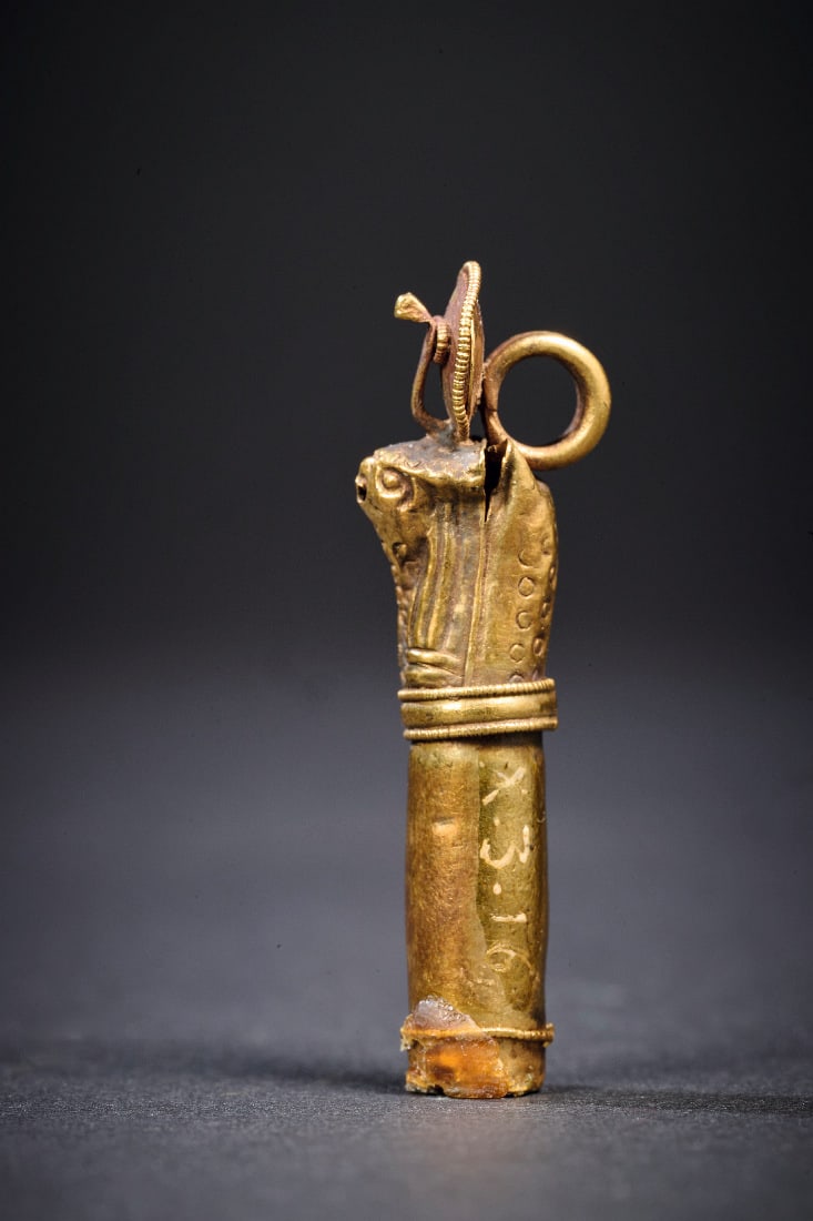 Goldenes Horus-Amulett.: Goldenes Horus-Amulett. Spaetzeit, 6. - 4. Jh. v. Chr. 4,42g, H 4cm. Horus-Falkenkopf mit Sonnenscheibe und Uraeus-Schlange, dahinter oese, auf einer Roehre. Gold! Am unteren Ende gebrochen, winziges