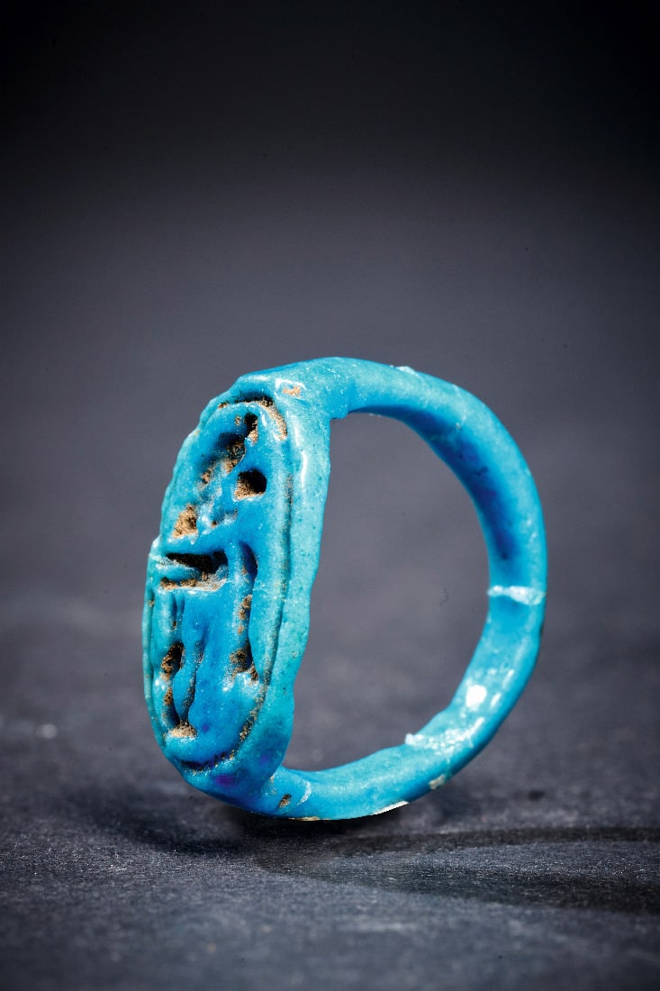 Fayence-Ring mit Kartusche.: Fayence-Ring mit Kartusche. Neues Reich, ca. 1100 v. Chr. Ringgroesse 54. Aus blauer Fayence. Platte mit Kartusche eines Koenigs- oder Goetternamens - wahrscheinlich die Hauptgoetter von Theben, Amun