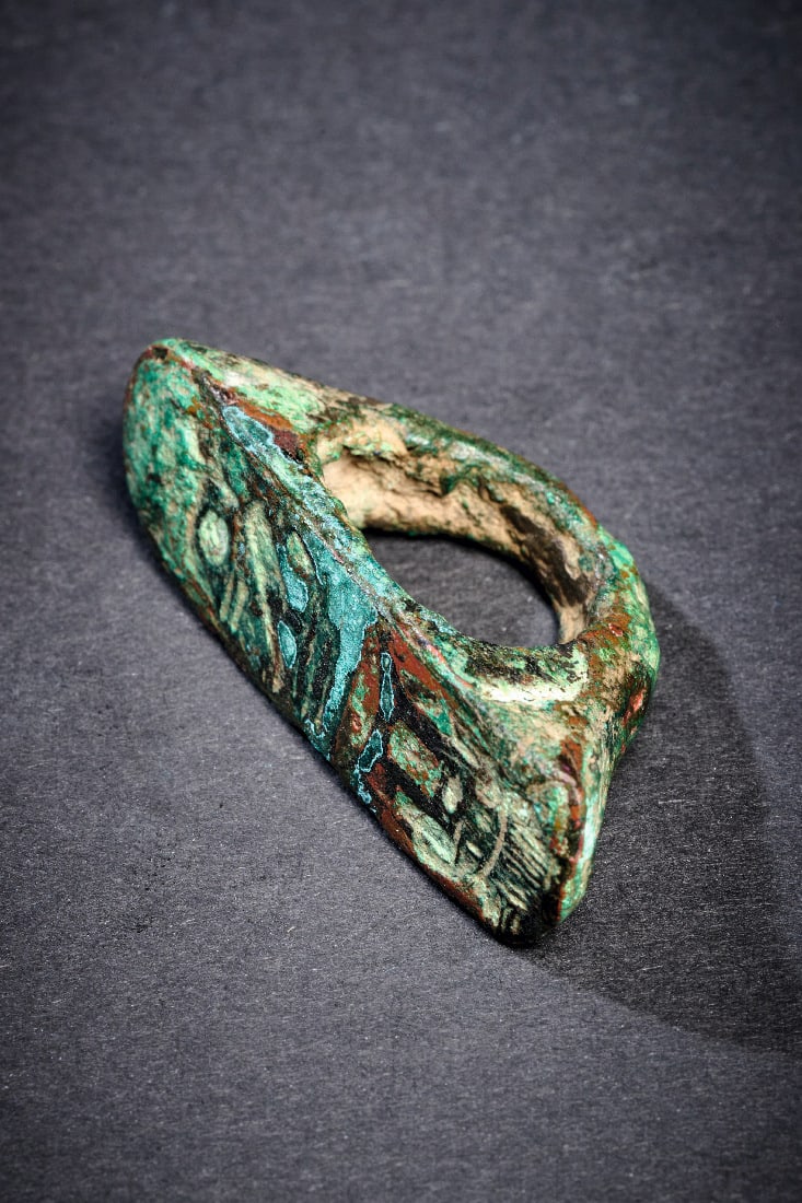 Bronzener Siegelring mit Kartusche des Amun-Ra.: Bronzener Siegelring mit Kartusche des Amun-Ra. Neues Reich, 18. Dynastie, Zeit des Echnaton. 1353 - 1336 v. Chr. L des Siegels 4,3cm, Ringgroesse 46. Steigbuegelring mit Kartusche auf der Platte. Die