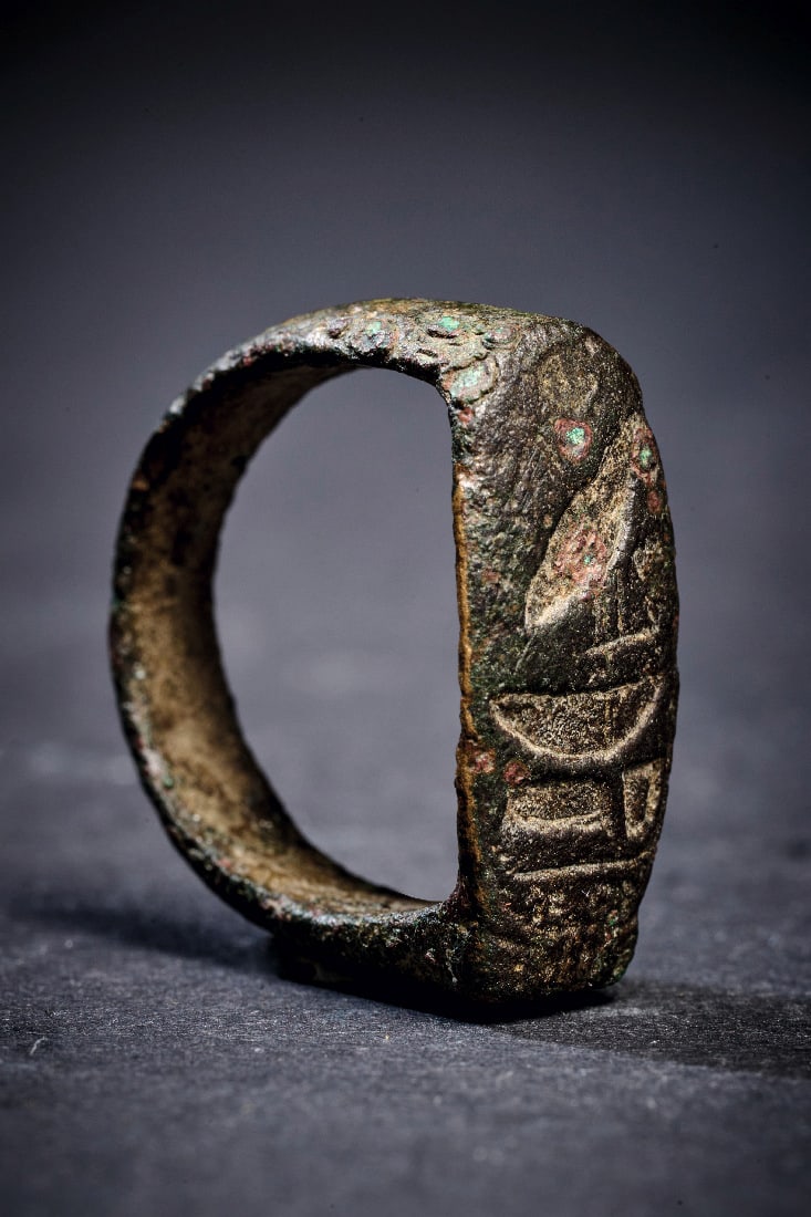 Bronzering mit Kartusche des Haremhab.: Bronzering mit Kartusche des Haremhab. Spaetzeit, 30. Dynastie, 379/8 - 343 v. Chr. Ringgroesse 60, Kartusche L 2,5cm. Bandschiene, auf der Platte die Kartusche. Haremhab war ein altaegyptischer Koeni