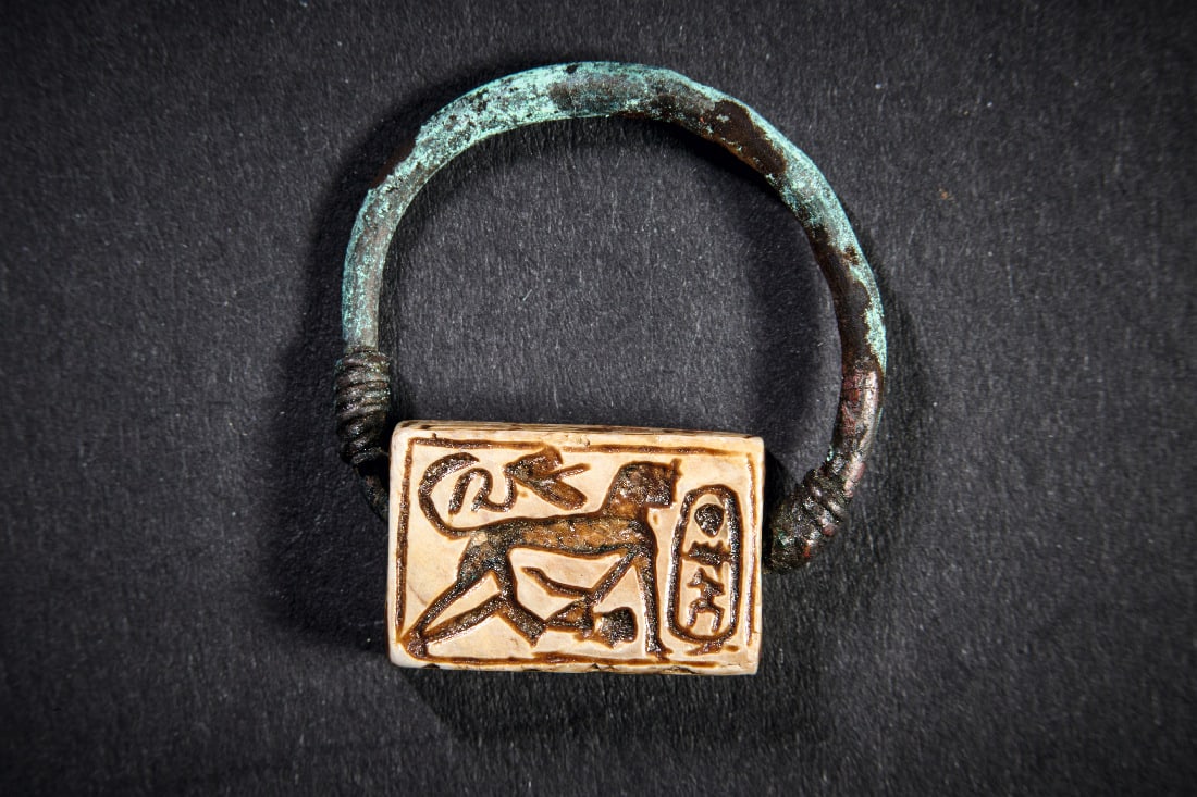 Bronzering mit Steatit-Siegel.: Bronzering mit Steatit-Siegel. Neues Reich, 18. - 19.Dynastie, 1550 - 1186 v. Chr. Ringgroesse 56, Siegel aus glasiertem Steatit 1,6 x 1 x 0,5cm. Auf den Schmalseiten falkenkoepfiger Horus mit Krone, 