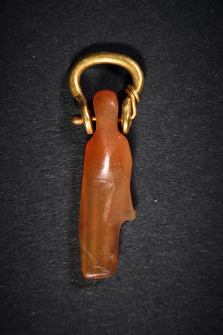 Amulettanhaenger in Form einer Hand. - 2