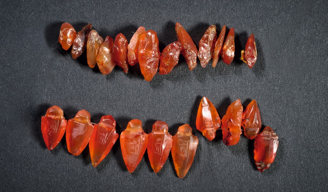 Sammlung Herz-Amulett-Anhaenger aus Karneol.: Sammlung Herz-Amulett-Anhaenger aus Karneol. Neues Reich, 18. - 19. Dynastie, 1570 - 1186 v. Chr. L ca. 9,5cm u. 7,5cm. 23 Stueck! Modern aufgefaedelt auf zwei Straenge, teils winzige fehlende