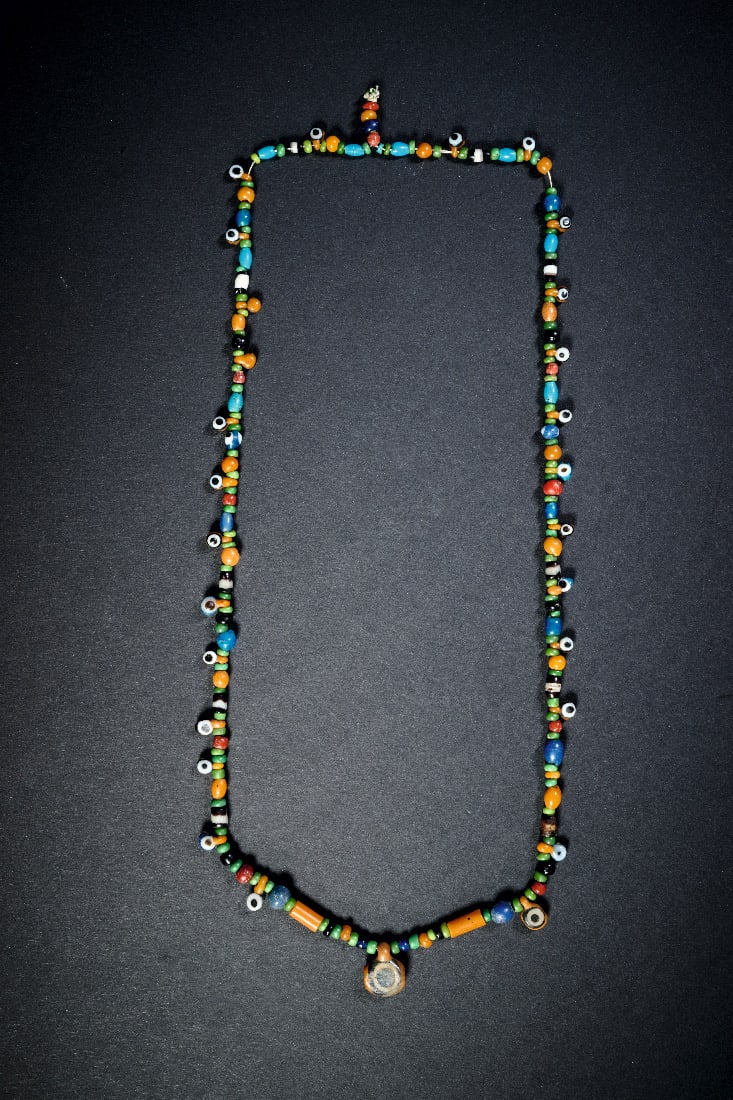 Kette aus bunten Glasperlen.: Kette aus bunten Glasperlen. Neues Reich, 18. - 19. Dynastie, 1570 - 1186 v. Chr. L 55cm. Darunter Perlen mit Kreisaugen. Publiziert! Modern aufgefaedelt. Provenienz: Ex Sammlung Erwin Oppenlaender