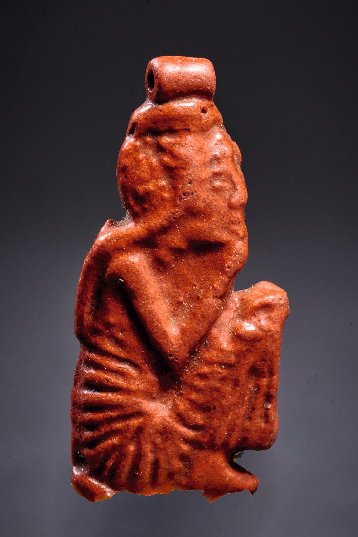 Amarna-Prinz.: Amarna-Prinz. Neues Reich, 18. Dynastie, Amarna-Zeit, c. 1353?1336 v. Chr. H 2,7cm. Rotbraune Fayence. Einseitig ausgeformtes Relief einer kindlichen Figur rechtshin hockend mit zeittypisch