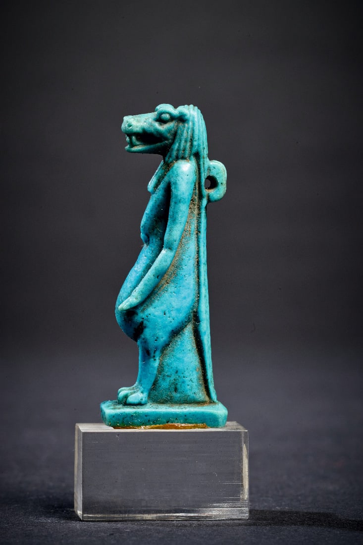 Amulett der Thoeris.: Amulett der Thoeris. Spaetzeit, 664 - 332 v. Chr. H 5,7cm (mit Sockel), H 4,5cm (ohne Sockel). Aus hellblauer Fayence. Stehendes, traechtiges Nilpferdweibchen. Mit Rueckenoese. Intakt. Provenienz: Sei