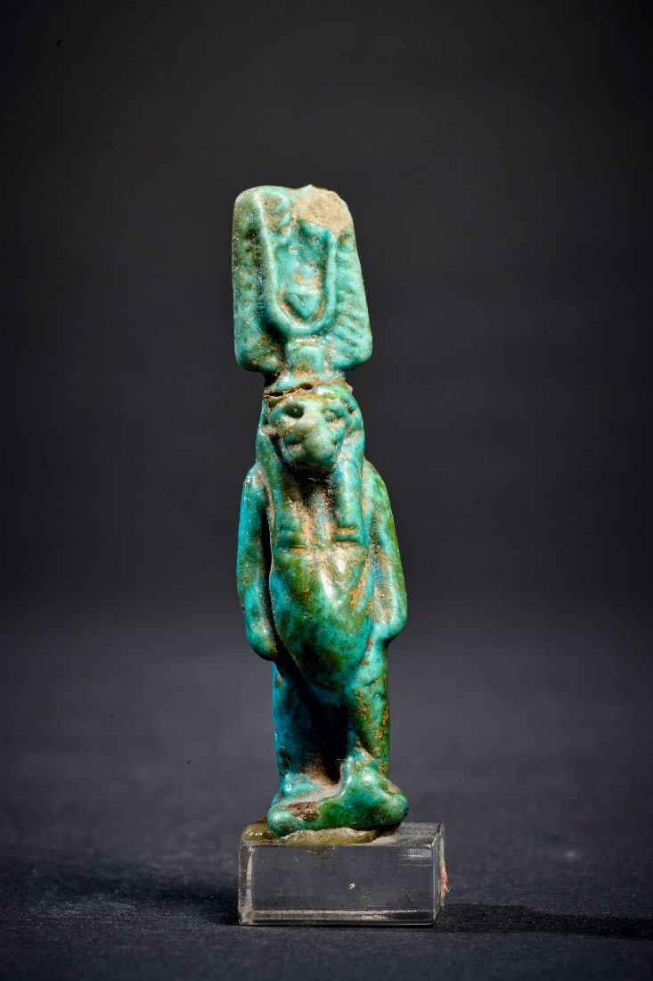 Amulett der Thoeris.: Amulett der Thoeris. Spaetzeit, 664 - 332 v. Chr. H 5,6cm (mit Sockel), H 5cm (ohne Sockel). Aus tuerkiser Fayence. Traechtiges Nilpferdweibchen mit Federkrone. Mit Rueckenoese. Linke Ecke der Federkr