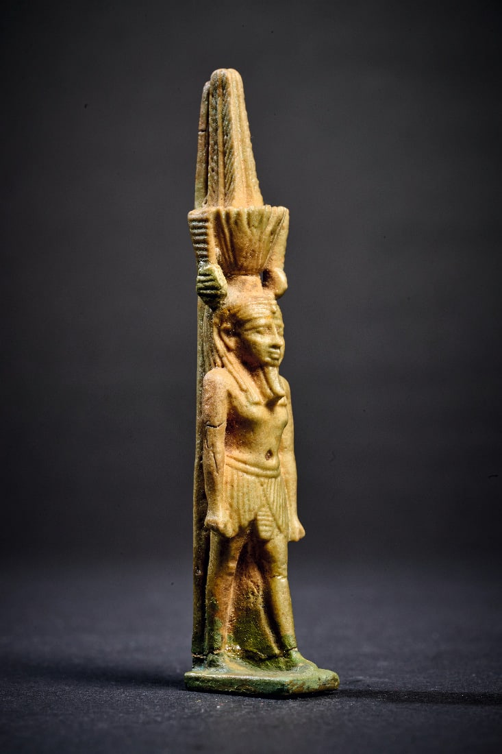 Amulett des Nefertem.: Amulett des Nefertem. Neues Reich, 1550 - 1070 v. Chr. L 8,5cm. Aus hellgruener Fayence. Maennliche stehende Figur mit Lendenschurz und Lotusbluetenkrone, aus der zwei Federn spriessen. Durchbohrter
