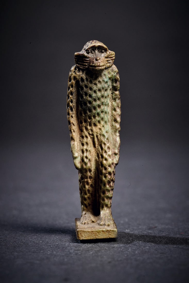 Amulett eines Affen.: Amulett eines Affen. Neues Reich, 19. - 20. Dynastie, 1295 - 1070 v. Chr. L 5cm. Aus hellgruener Fayence mit schwarzer Bemalung. Stehender Affe mit kleinem Rueckenpfeiler und oese am Ruecken auf