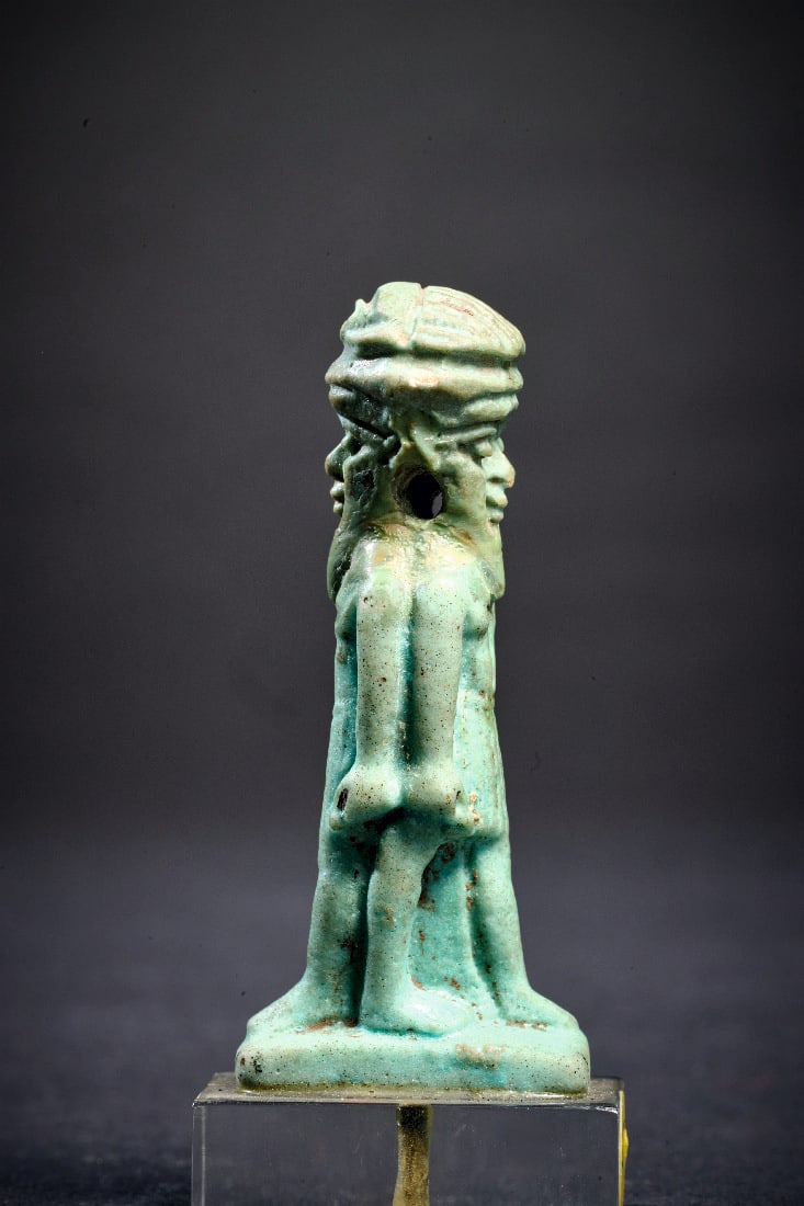 Amulett mit Janus-Figur.: Amulett mit Janus-Figur. Ptolemaeisch, 3. - 2. Jh. v. Chr. H 5,8cm (mit Sockel), H 5cm (ohne Sockel). Aus tuerkiser Fayence mit Querbohrung. Janusfoermige, stehende, maennliche Gestalt mit Lendenschur