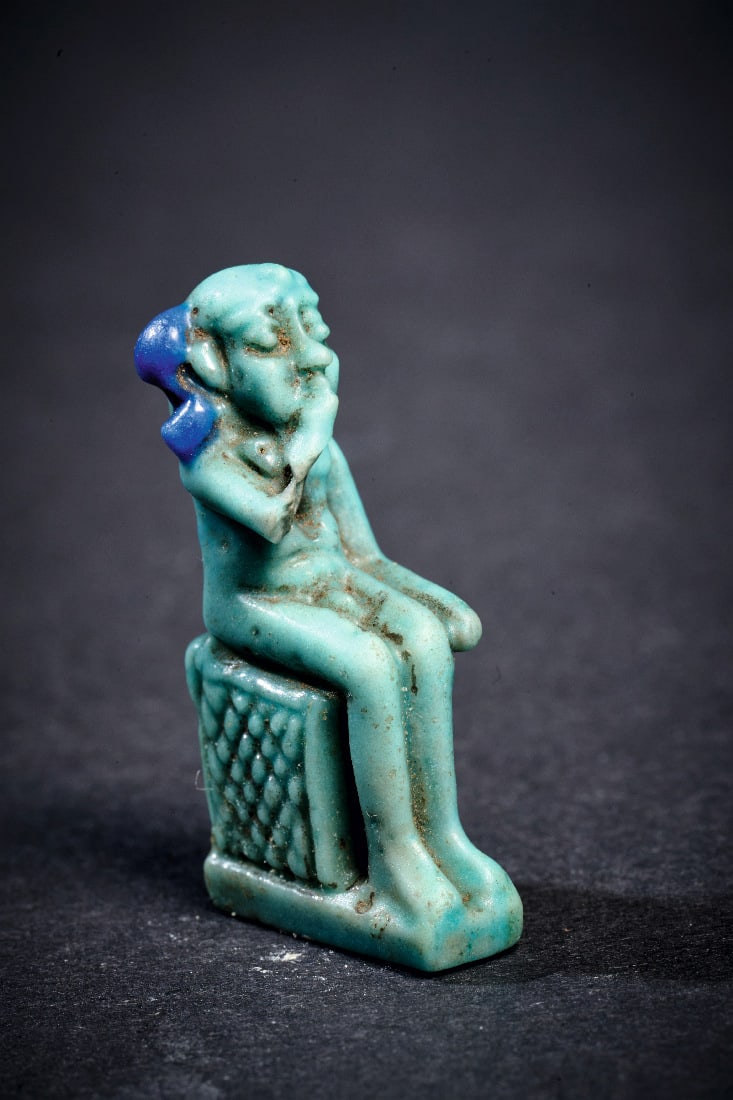 Statuette des sitzenden Harpokrates.: Statuette des sitzenden Harpokrates. Spaetzeit, 22. Dynastie, 943 - 716 v. Chr. H 4,2cm (mit Sockel), H 3cm (ohne Sockel). Aus tuerkiser Fayence. Harpokrates sitzt nackt auf einem Hocker und hat den