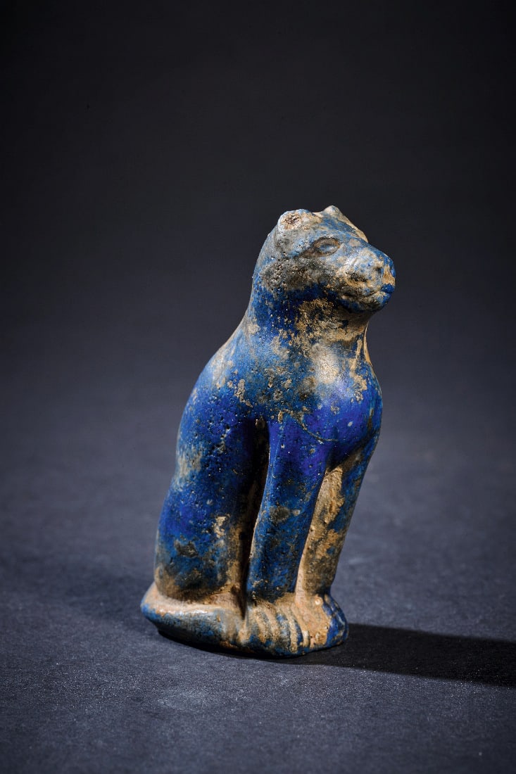 Statuette der Bastet aus Lapislazuli.: Statuette der Bastet aus Lapislazuli. Spaetzeit, 1 Jt. v. Chr. H 6,7cm. Hockende Katze. Reste von Sinter, Oberflaeche leicht berieben. Provenienz: Seit 1979 in der Sammlung Erwin Oppenlaender (1901 -
