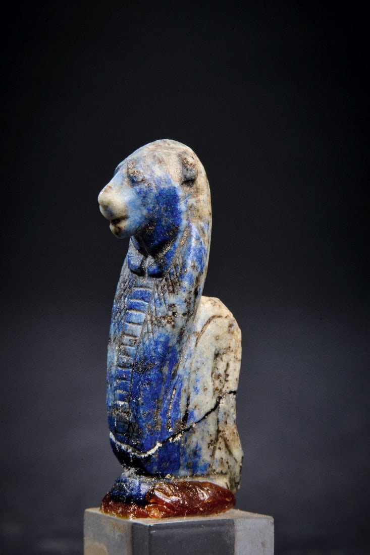 Amulett der Goettin Renenutet.: Amulett der Goettin Renenutet. Neues Reich, ca. 1400 v. Chr. H 4,5cm (mit Sockel), H 3,3cm (ohne Sockel). Aus Lapislazuli. Renenutet dargestellt als loewenkoepfige Schlange. Im unteren Bereich
