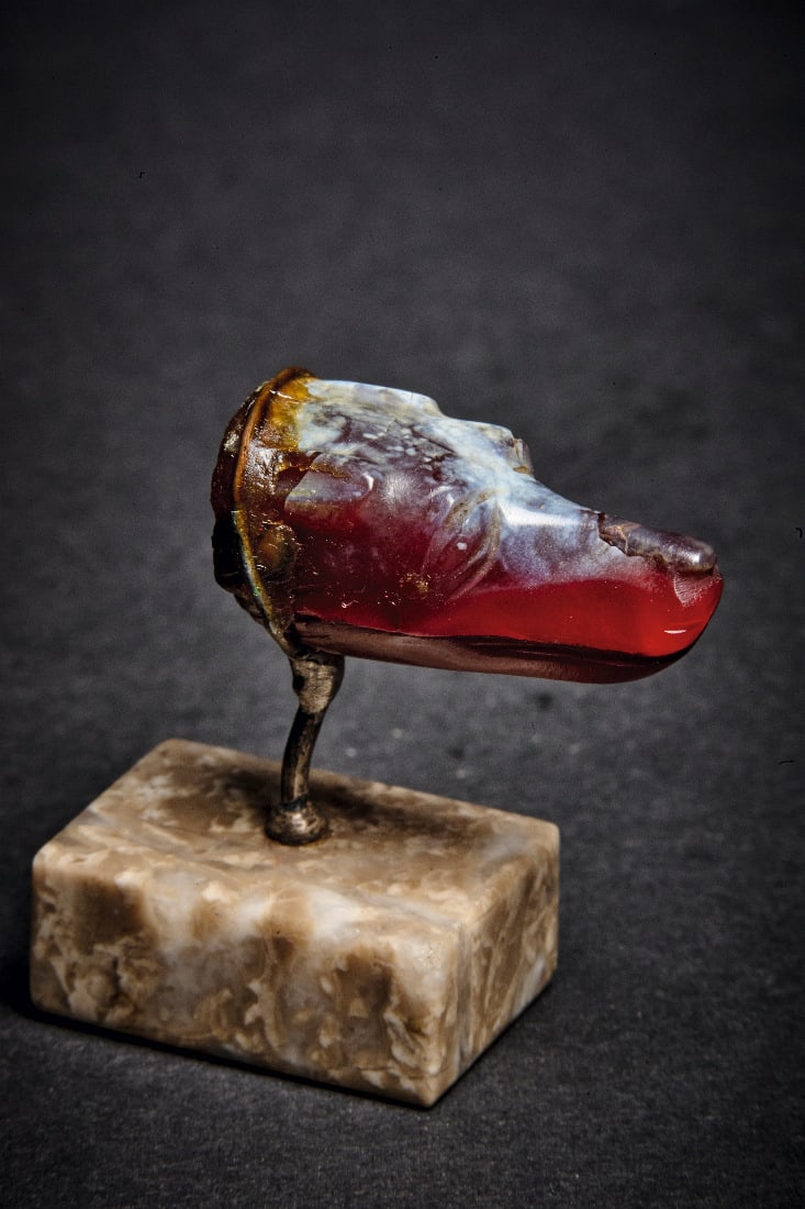 Kopf eines Hundes.: Kopf eines Hundes. Hellenistisch, 2. Jh. v. Chr. L 2,8cm. Aus Sardonyx. Angeblich aus Pantikapaion. Am Hals gebrochen. Provenienz: Ex Sammlung Pierre Mavrogordato (1870 - 1948), seit 1947 in der