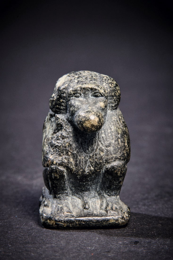 Amulett in Form eines Pavians.: Amulett in Form eines Pavians. Mittleres Reich, 2137- 1781 v. Chr. (?) H 3,1cm. Aus Granit. Mit Rueckenoese. Intakt. Provenienz: Seit 1950 in der Sammlung Erwin Oppenlaender (1901 - 1988) und