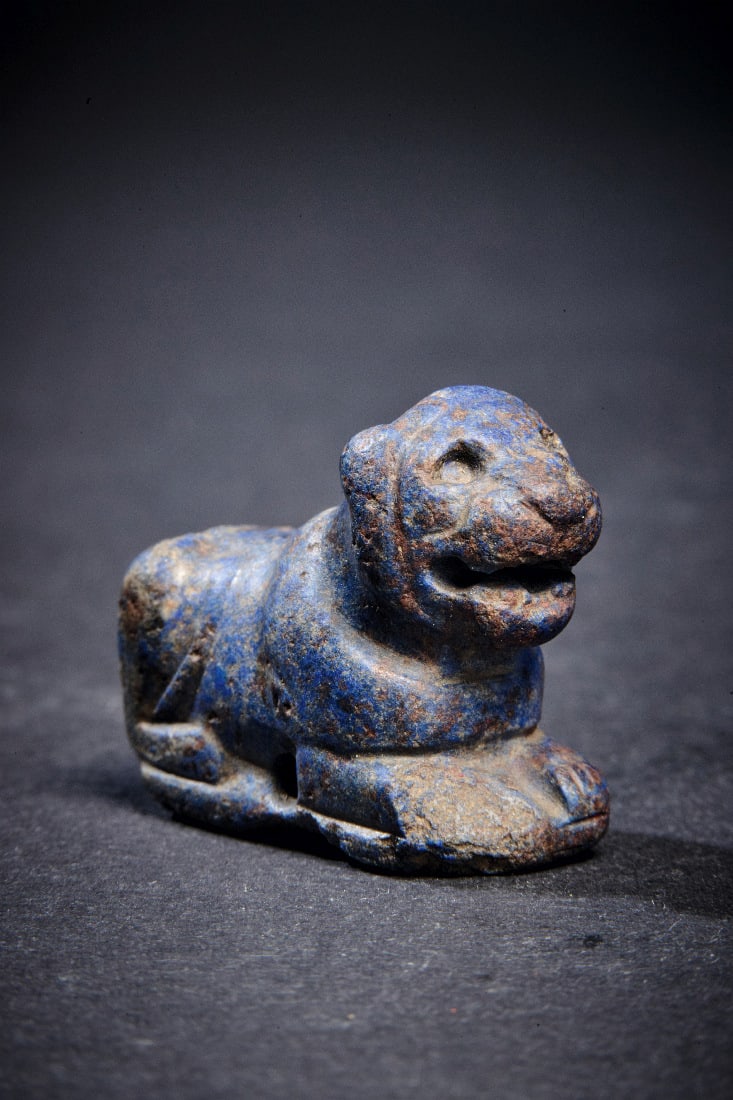 Spielstein oder Amulett in Form eines kauernden Loewen. - 2