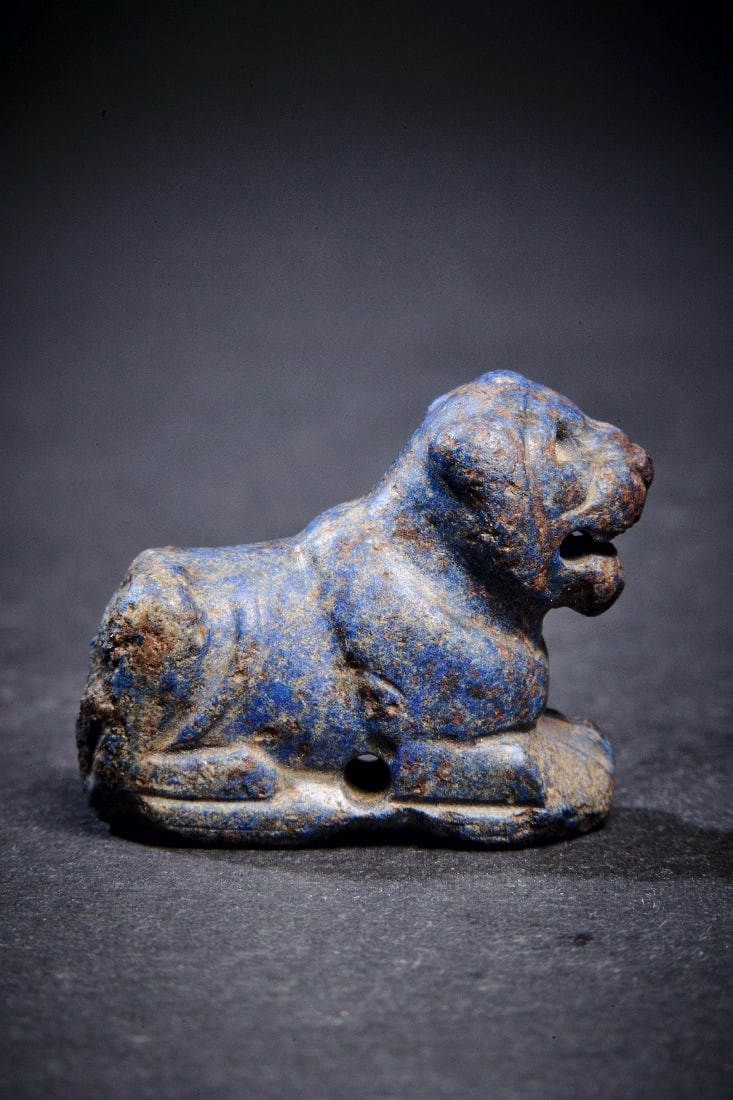 Spielstein oder Amulett in Form eines kauernden Loewen. - 3