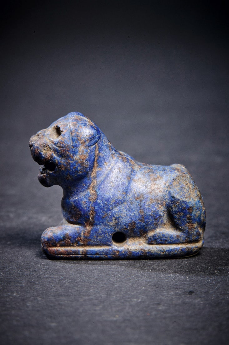 Spielstein oder Amulett in Form eines kauernden Loewen. - 4