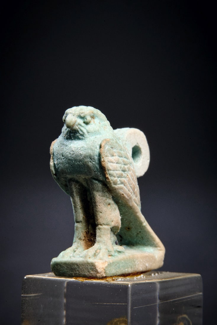 Amulett eines Falken.: Amulett eines Falken. Spaetzeit, 664 - 332 v. Chr. H 3,5cm (mit Sockel), H 2cm (ohne Sockel). Aus hellgruener Fayence. Mit Rueckenoese. Intakt. Provenienz: Seit 1972 in der Sammlung Erwin