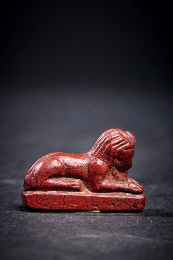 Statuette einer liegenden Sphinx. - 2