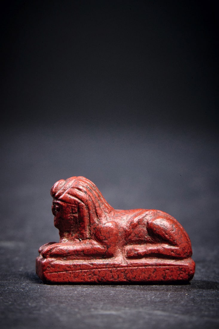 Statuette einer liegenden Sphinx. - 4
