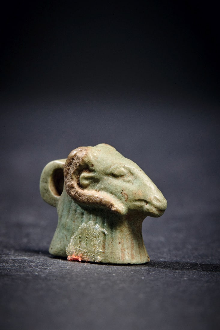 Amulett eines Widderkopfes.: Amulett eines Widderkopfes. Spaetzeit - Ptolemaeisch, 664 - 30 v. Chr. B 2cm. Aus gruener Fayence. Am Hinterkopf eine oese. Intakt. Provenienz: Ex Sotheby's London, Auktion 18.03.1957, Los 18, aus