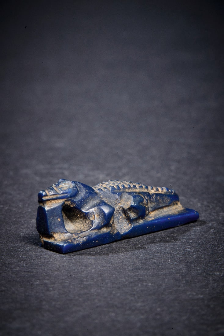 Statuette eines Krokodils.: Statuette eines Krokodils. Ptolemaeisch, 332 - 30 v. Chr. H 3,2cm. Aus Lapislazuli. Unter dem Maul oese. Das Krokodil ist das heilige Tier des Gottes Sobek, dessen Kult vor allem in Fayum ausgeuebt wu