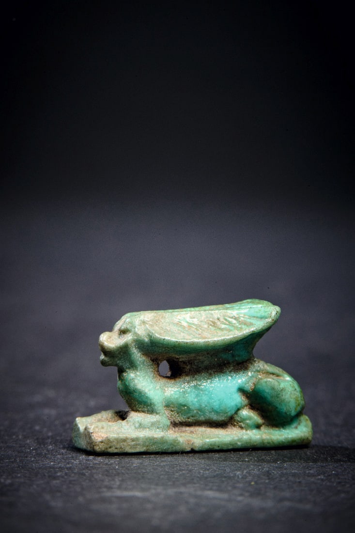 Amulett eines Hasen.: Amulett eines Hasen. Spaetzeit - Ptolemaeisch, 664 - 30 v. Chr. L 2cm. Aus gruener Fayence. Intakt. Provenienz: Ex Sotheby's London, Auktion 18.03.1957, Los 18, aus der Sammlung Freeth, seit 1957 in