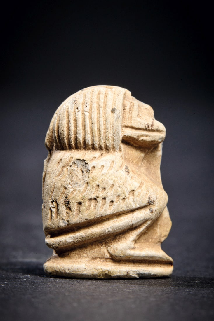 Siegel aus Steatit mit Kartusche von Thutmosis III.: Siegel aus Steatit mit Kartusche von Thutmosis III. Neues Reich, 19. - 20. Dynastie, 1295 - 1070 v. Chr. L 2,2cm. Aus hellbeigem Steatit. Auf der Vorderseite ein hockender Pavian, auf der Rueckseite