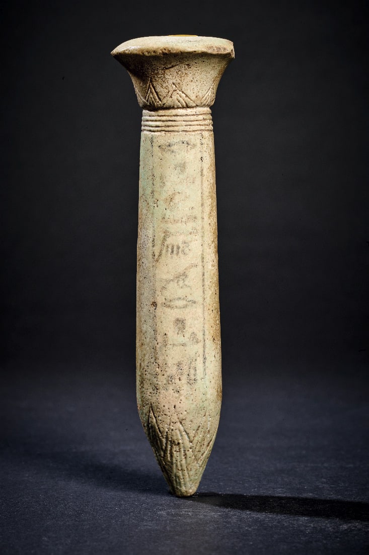 Papyrusstengel aus Fayence.: Papyrusstengel aus Fayence. Spaetzeit, 664 - 332 v. Chr. H 12,4cm, ? 3,3cm. Gruen glasierte Fayence. Verzierungen oben und unten eingeritzt. Dazwischen in Schwarz aufgemalt Kolumne mit Hieroglyphen: