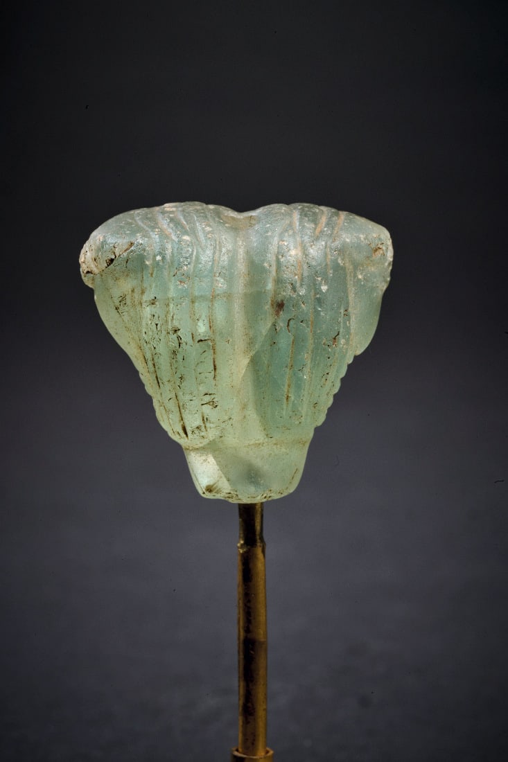 Amulett mit Januskopf des Horus.: Amulett mit Januskopf des Horus. Ptolemaeisch, 1. Jh. v. Chr. H 6,3cm (mit Sockel), H 2,5cm (ohne Sockel). Aus gruenlichem, transluzentem Glas. Fehlendes Fragment an einem Kopf im Bereich des
